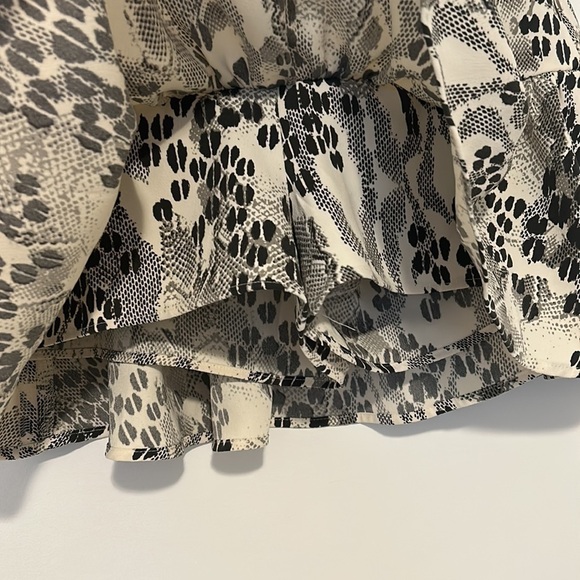 Express Black And White Animal Print Mini Skort, Size 2 - Picture 4 of 10